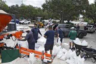 Les préparatifs vont bon train à Tampa (Floride) dans l'attente de la tempête Idalia.